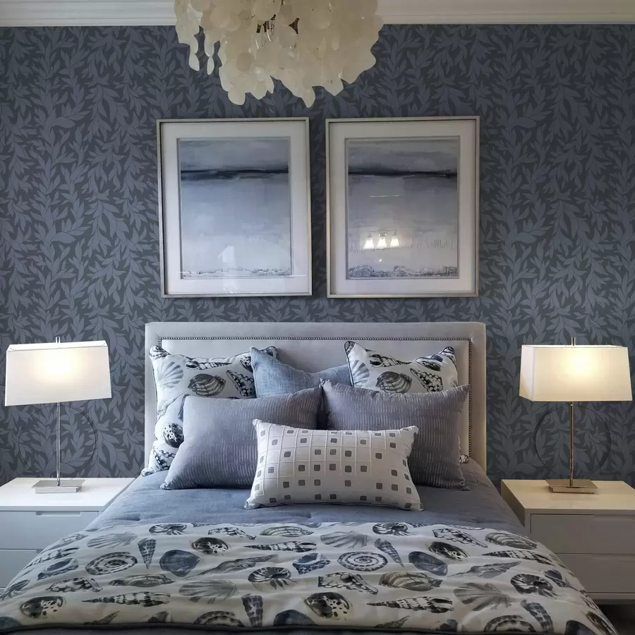 Шпалери Графітово-синій фон і сині листя, текстурований штрих a00616v2