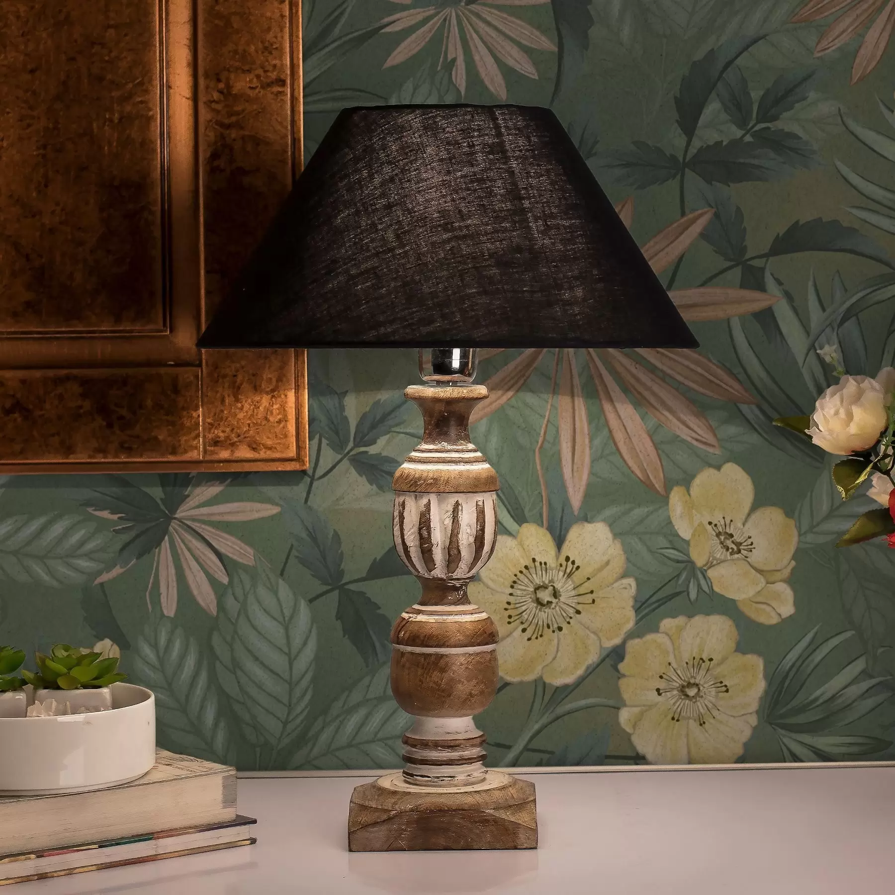 Шпалери Жовті квіти серед зеленої листяної текстури a00718