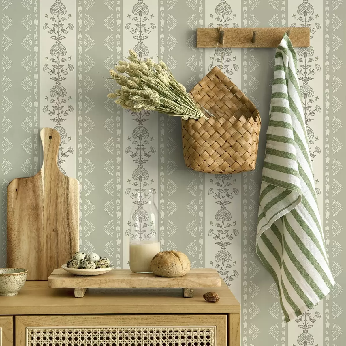 Шпалери Смугастий орнамент з квітковими колонами в салатових тонах a00719