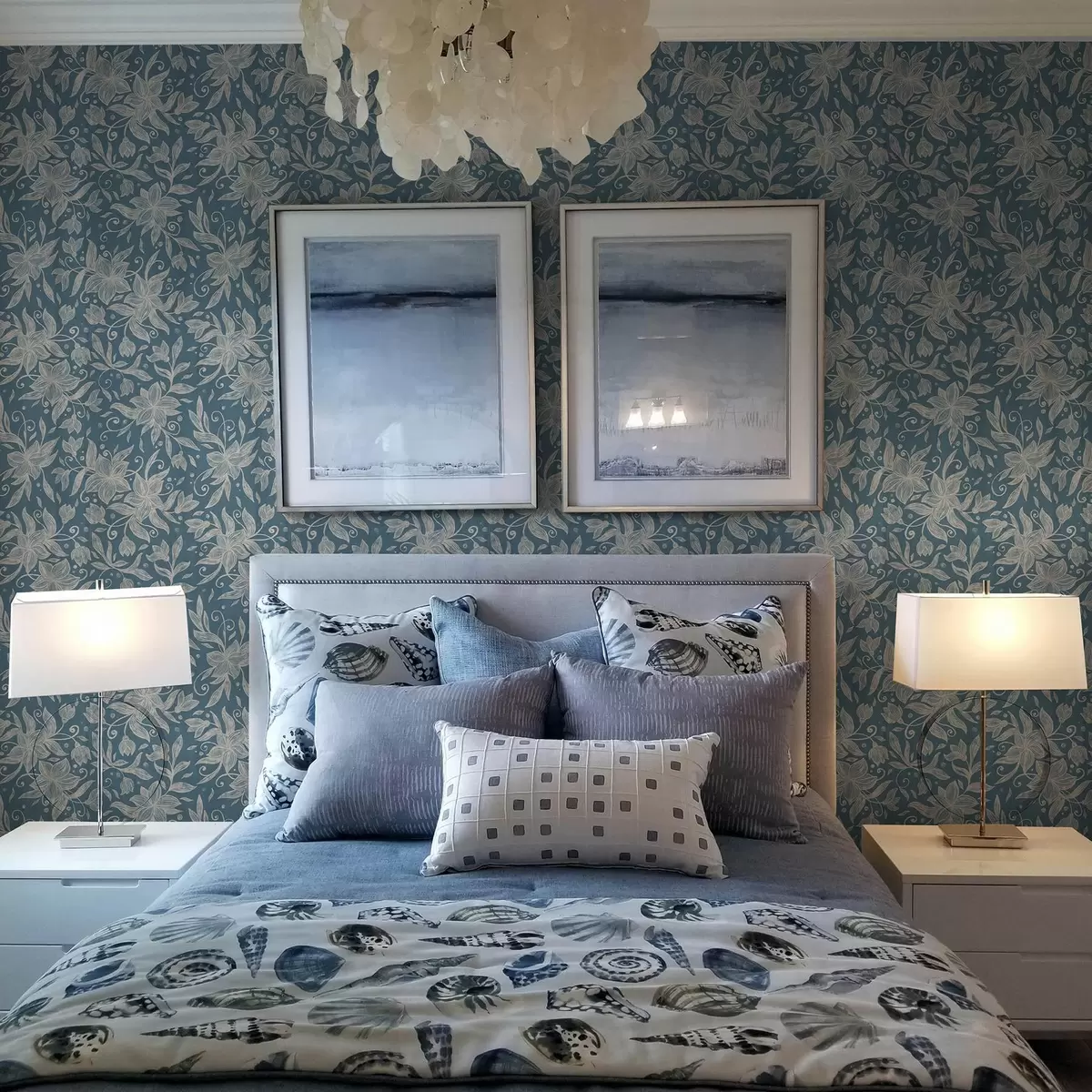 Шпалери Кремові лінійні квіти на синьому тлі, витончені завитки a00630