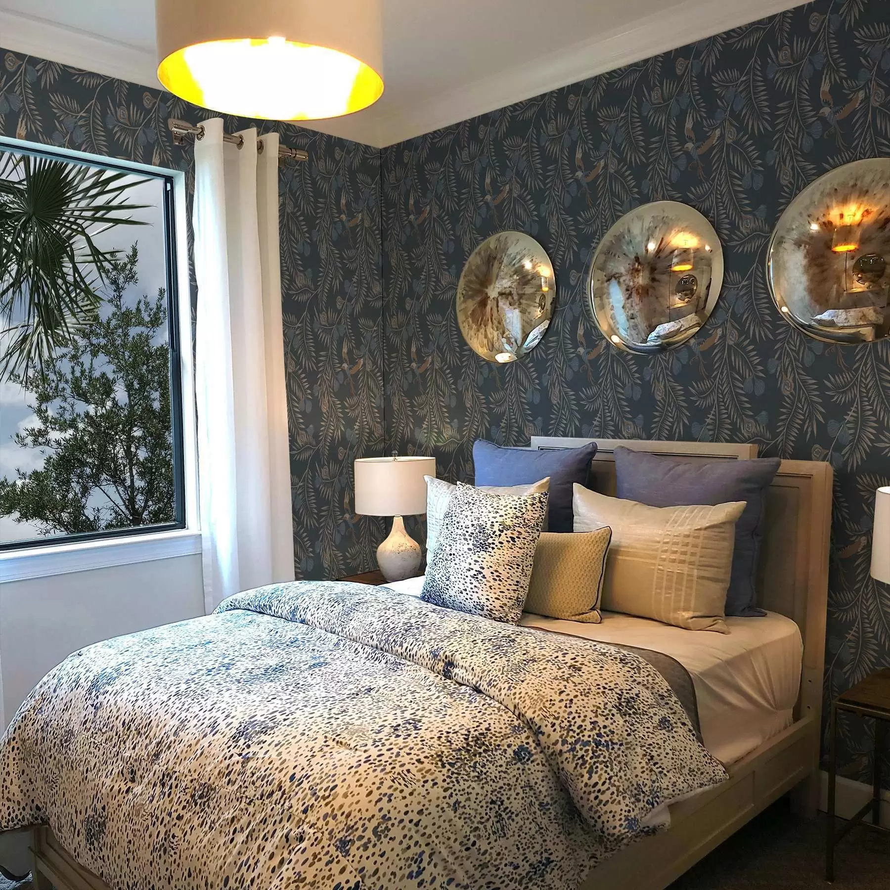 Шпалери Птах серед блакитних плодів і пальмового листя, індиго a00726