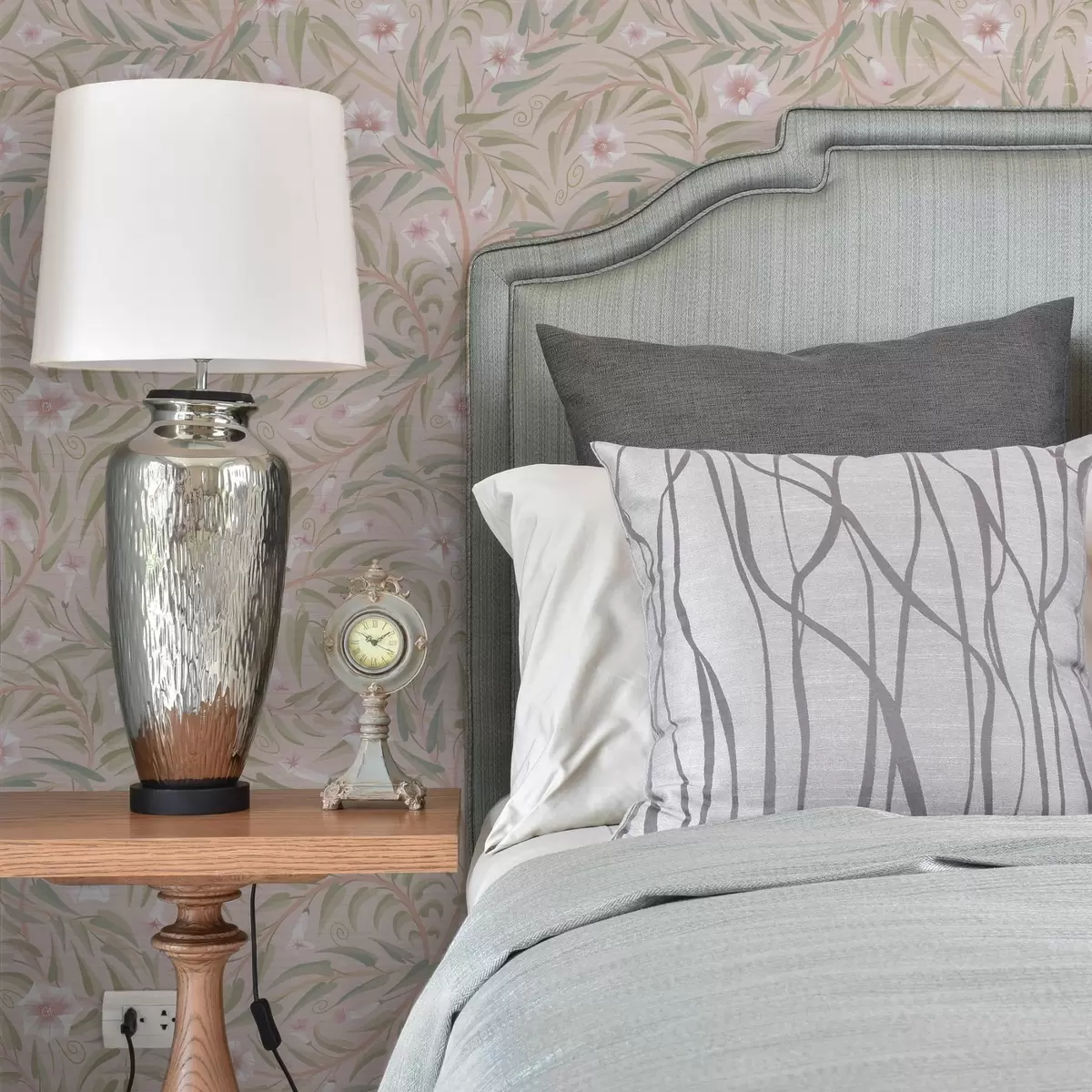 Шпалери Ніжні рожеві квіти та м'які листя на пастельному тлі a00788