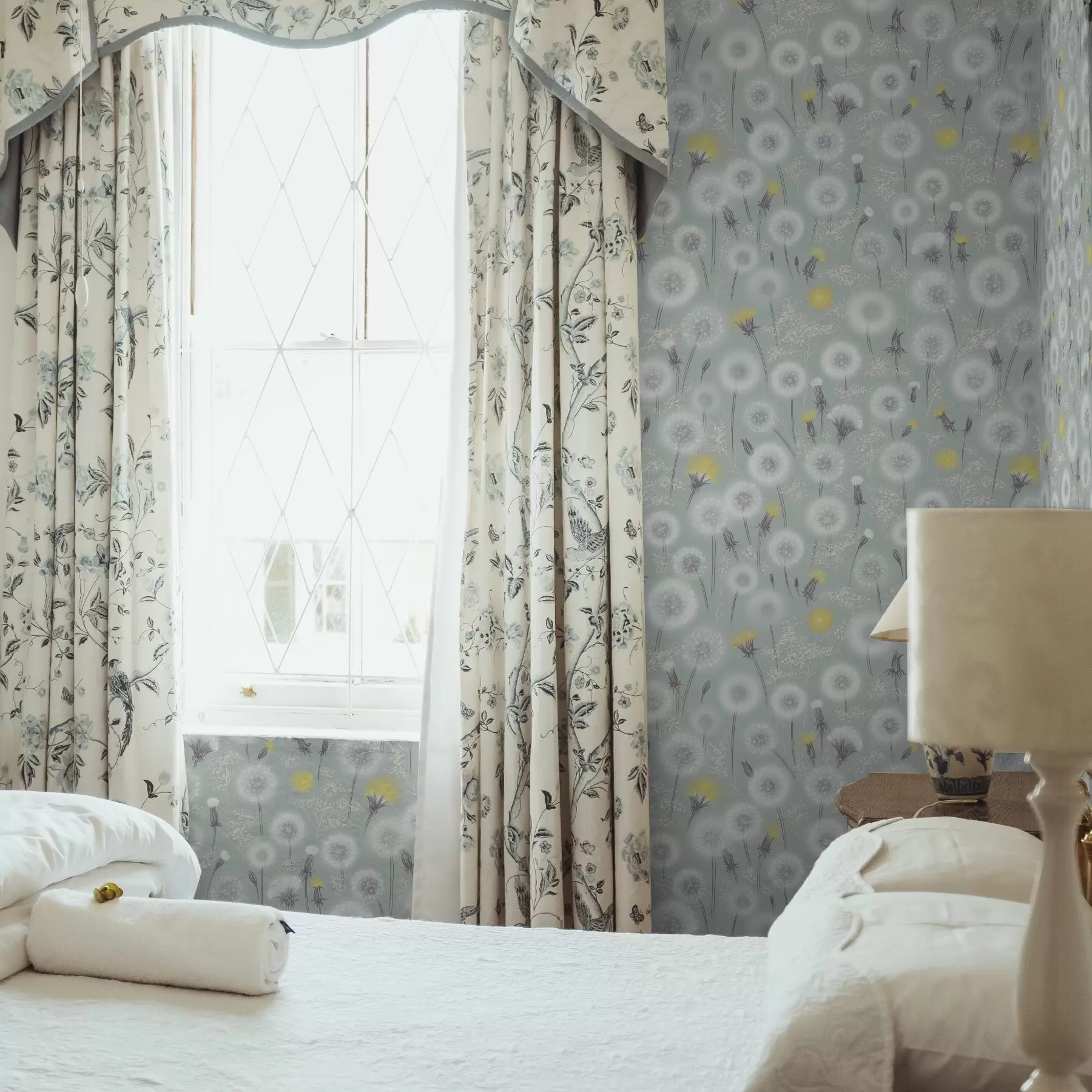 Шпалери Пухнасті кульбаби та насіння на м'ятному тлі a00790