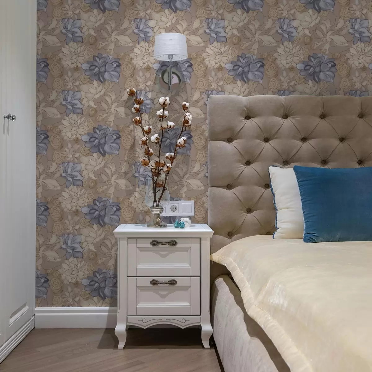 Шпалери Кремові та блакитні квіти на теплому бежевому тлі a00634v1