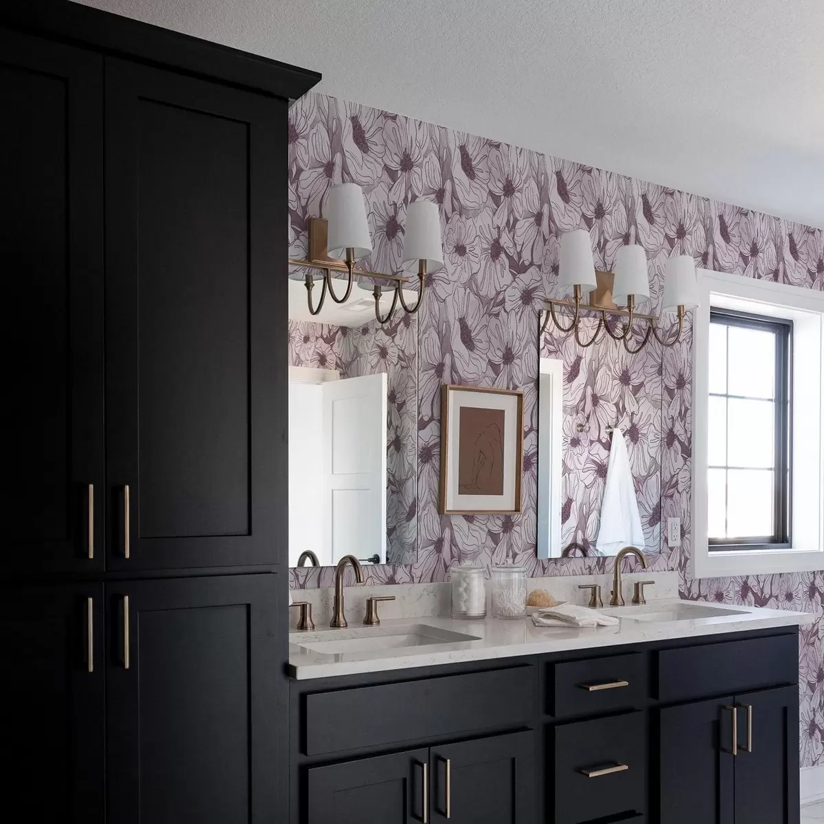 Шпалери Лінійні квіти в прохолодній бузково-рожевій палітрі a00636v1