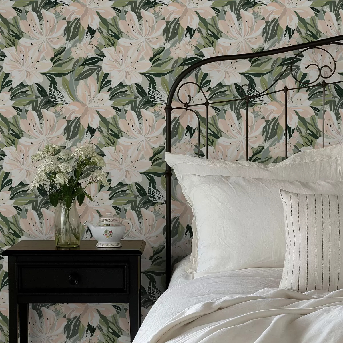 Шпалери Великі кремові квіти на світло-зеленому тлі a00646