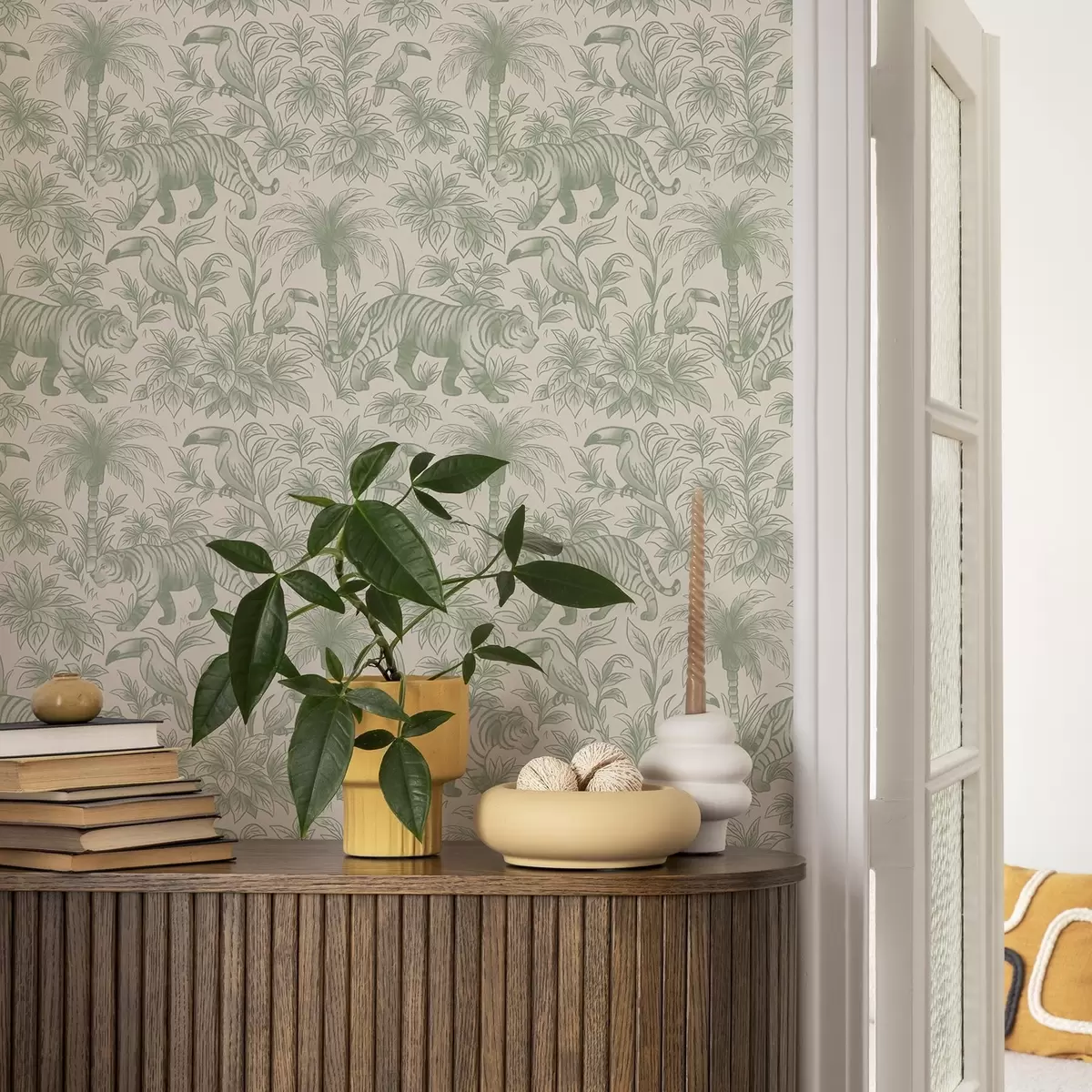 Шпалери Тигри і тропічні птахи серед пальм на світлому тлі a00711