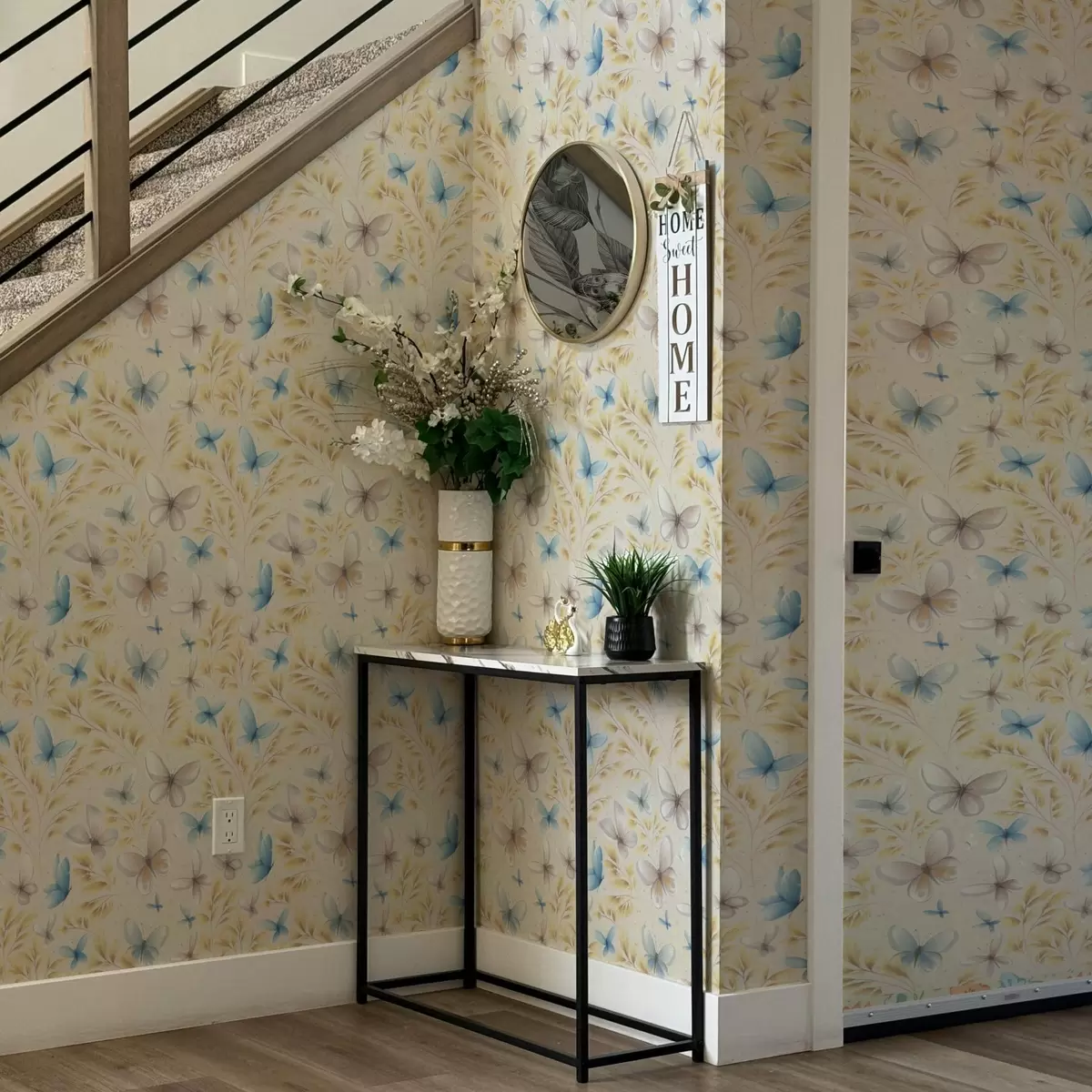 Шпалери Легкі метелики серед жовтих листя на світлому тлі a00795