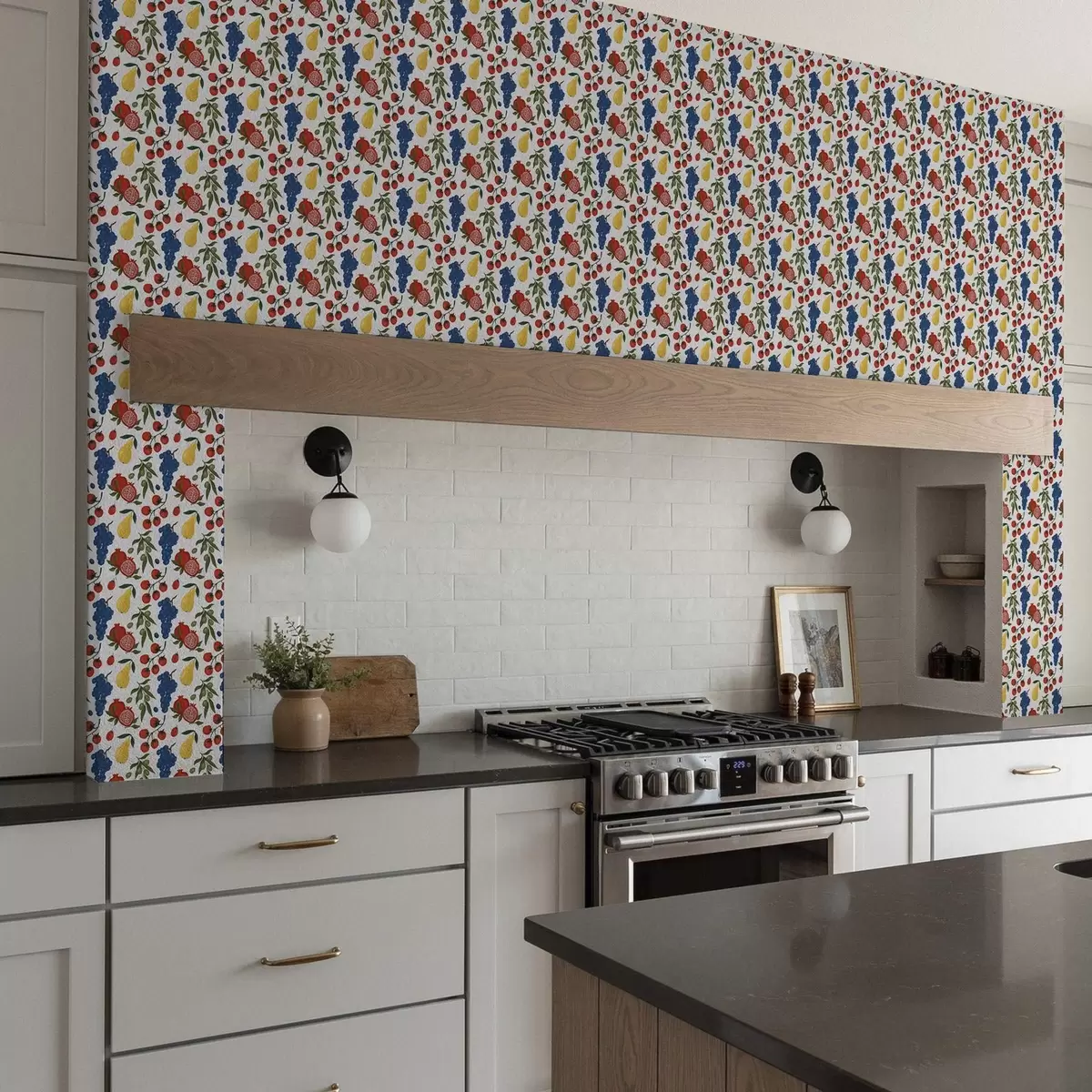 Шпалери Соковиті фрукти: гранати, виноград, груші на білому тлі a00801