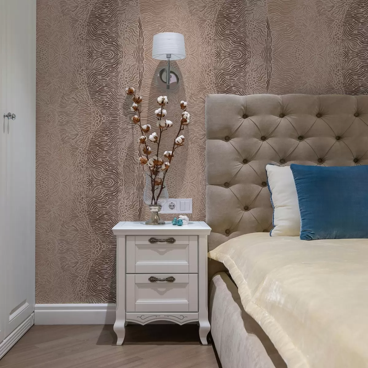 Шпалери Хвилястий геометричний візерунок у світло-бежево-коричневій палітрі a00804