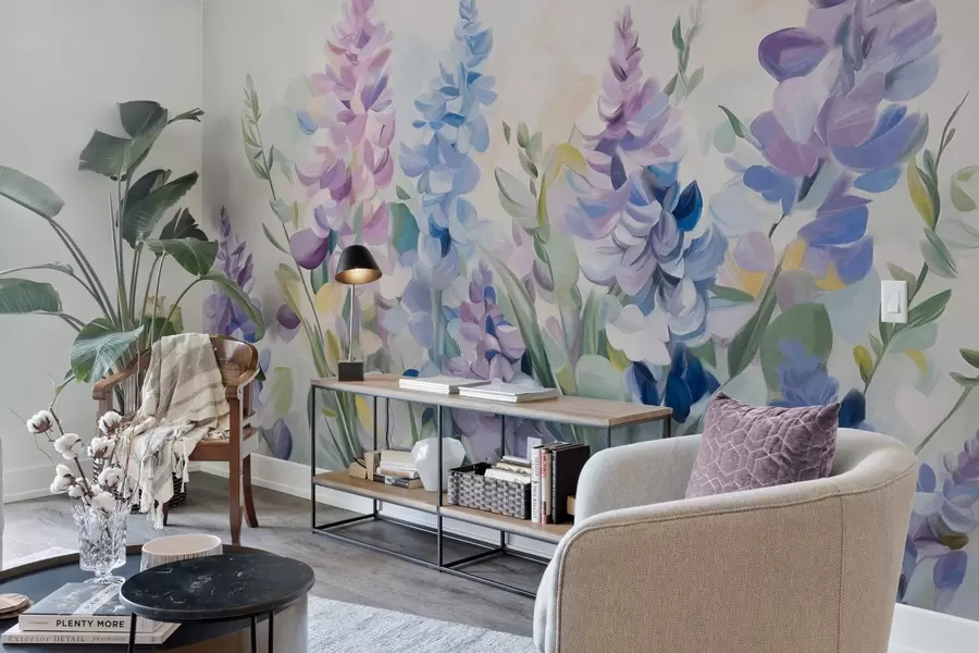 Шпалери Фіолетові та сині текстуровані квіти з синіми листям, світлим фоном, м'якими мазками пензля, яскравими кольорами w09482