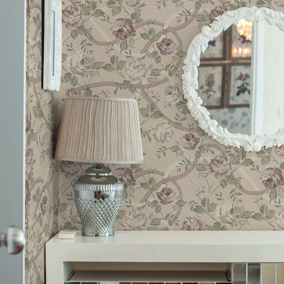 Шпалери Троянди із зеленим листям на теплій бежевій основі a00729