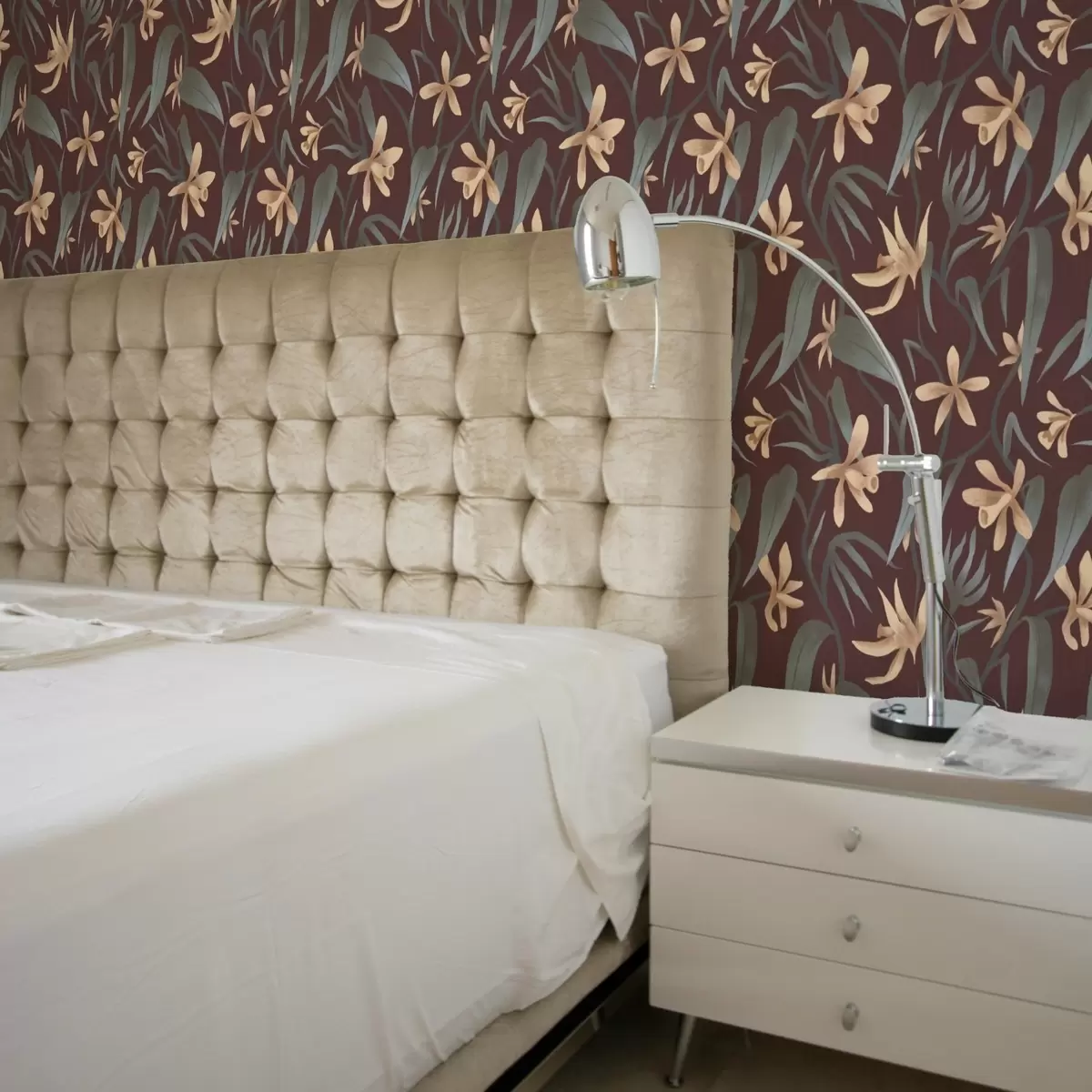 Шпалери Кремові квіти з сірими листям на бордовому тлі a00833