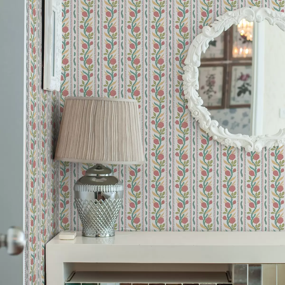 Шпалери Вертикальні смуги з кораловими квітами та бірюзовими листям a00816