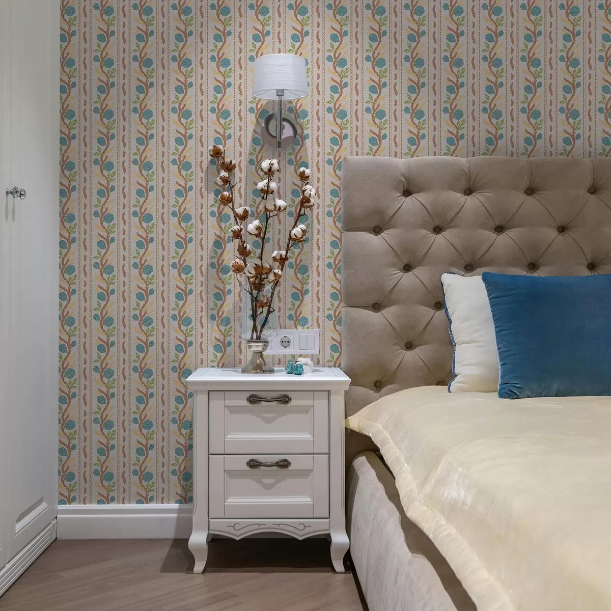 Шпалери Вертикальні смуги букета з блакитними квітами на теплому тлі a00816v3