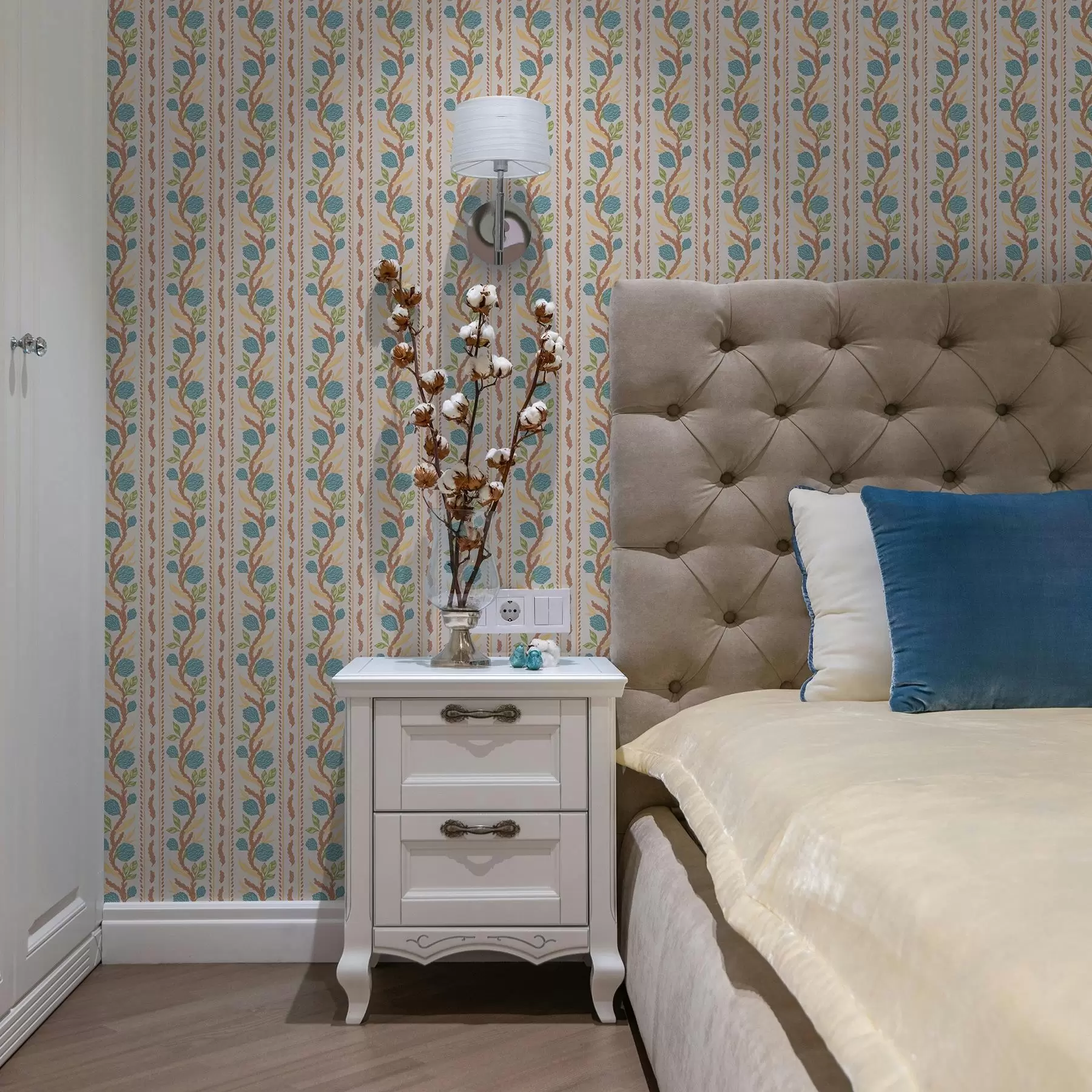 Шпалери Вертикальні смуги букета з блакитними квітами на теплому тлі a00816v3