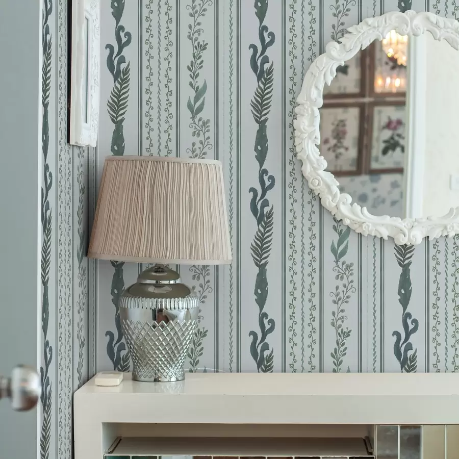 Шпалери Смуги з гілками та завитками на прохолодному світло-блакитному тлі a00823v1