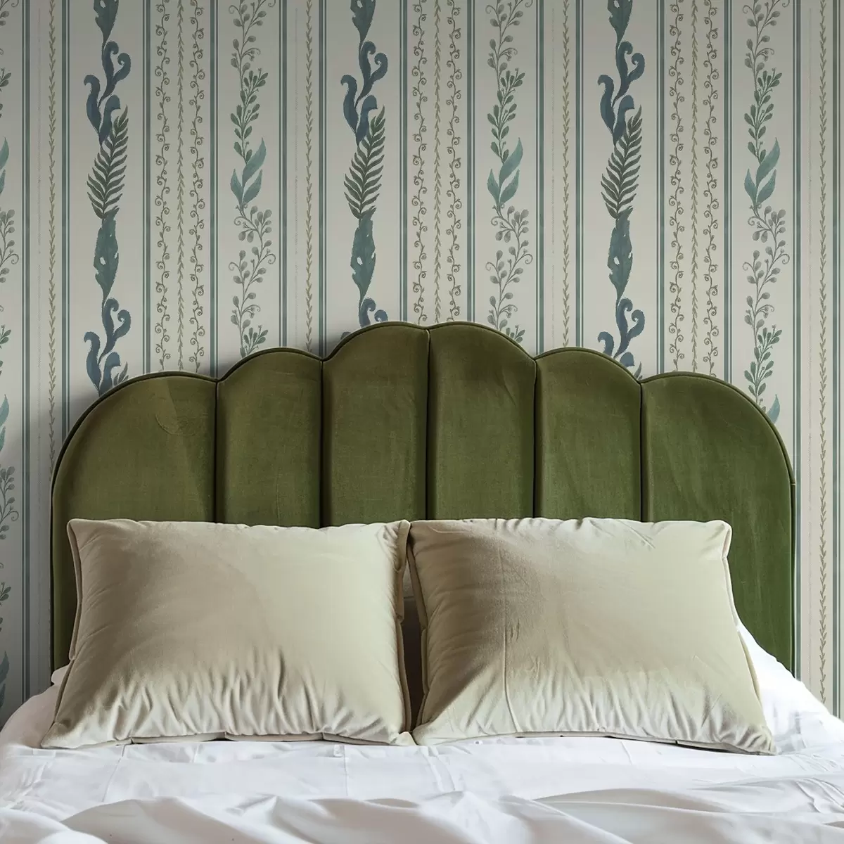 Шпалери Смуги з гілками та завитками на теплому молочному тлі a00823v2