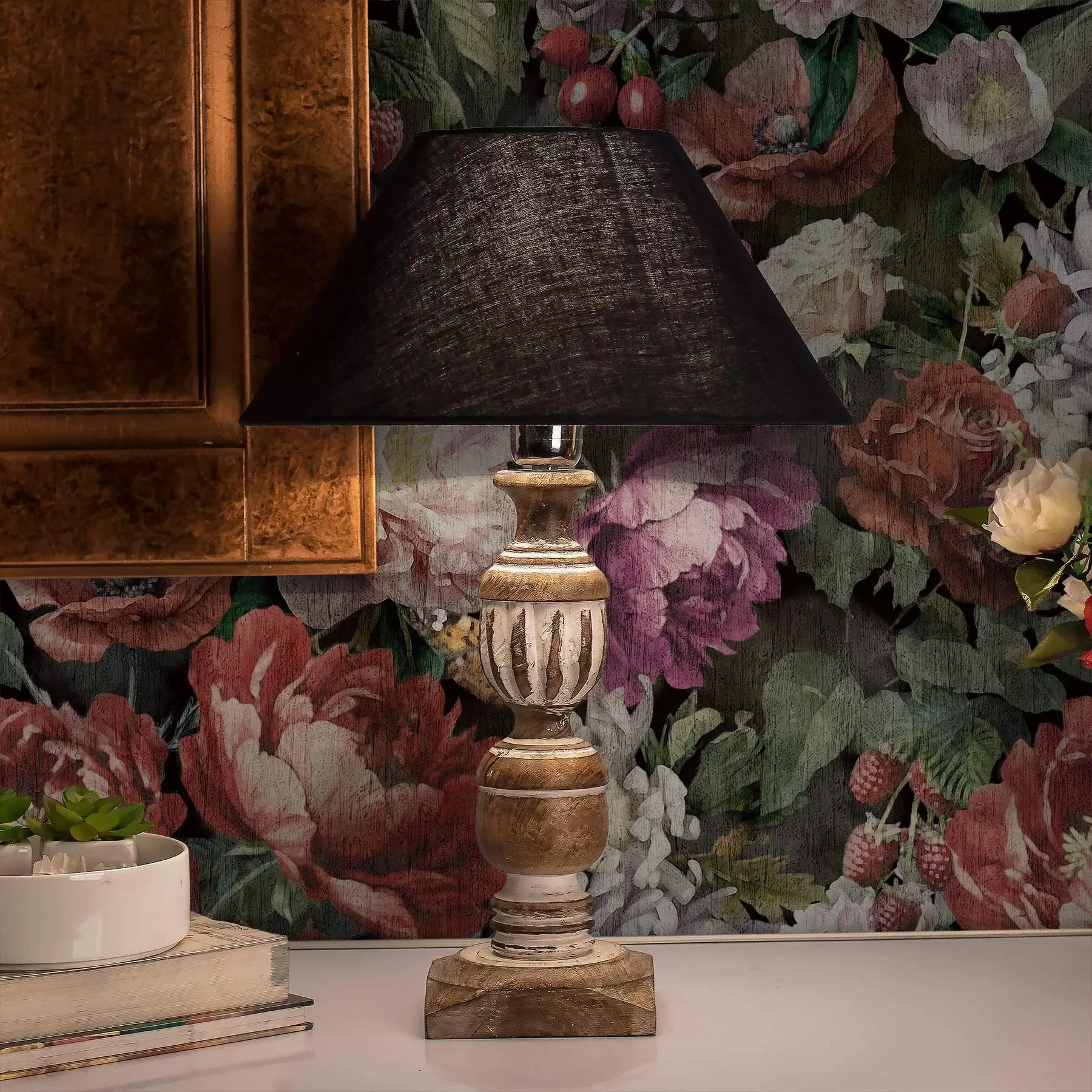 Шпалери Темні драматичні півонії, ягоди та метелик на чорному тлі a00862