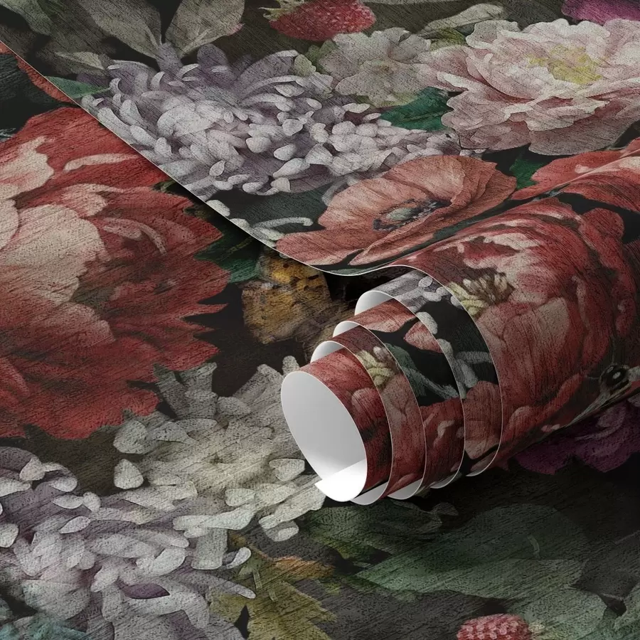 Шпалери Темні драматичні півонії, ягоди та метелик на чорному тлі a00862