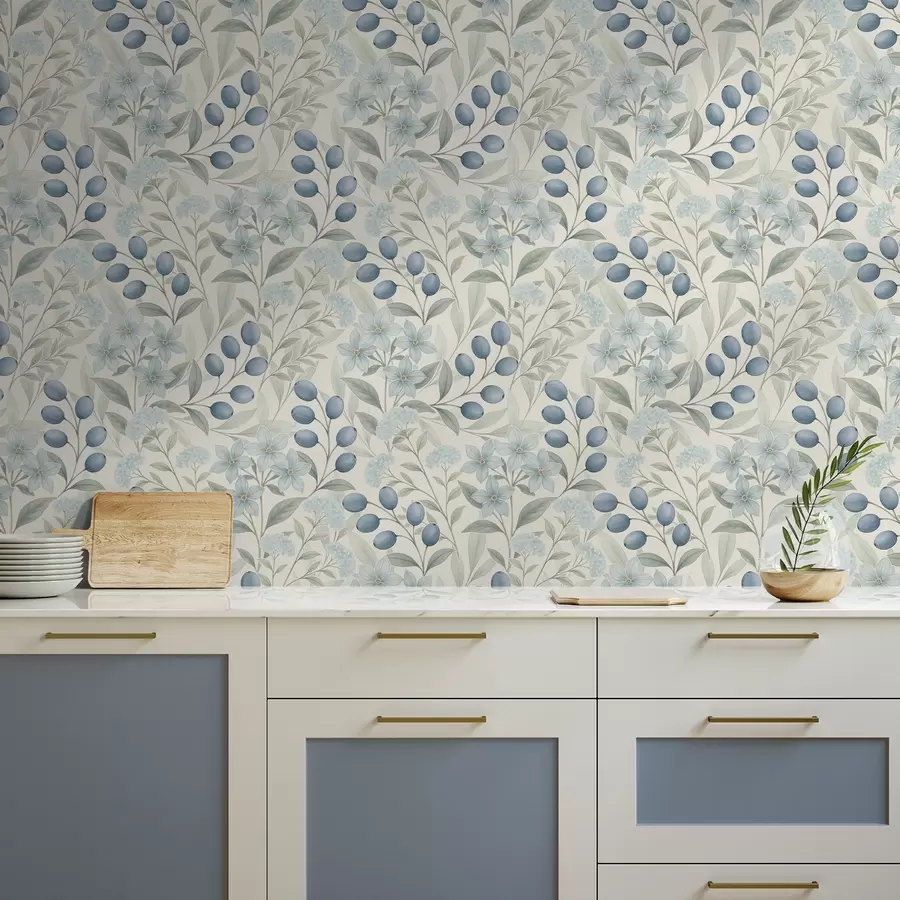 Шпалери Блакитні ягоди та світлі квіти на слоновій кістці a00872