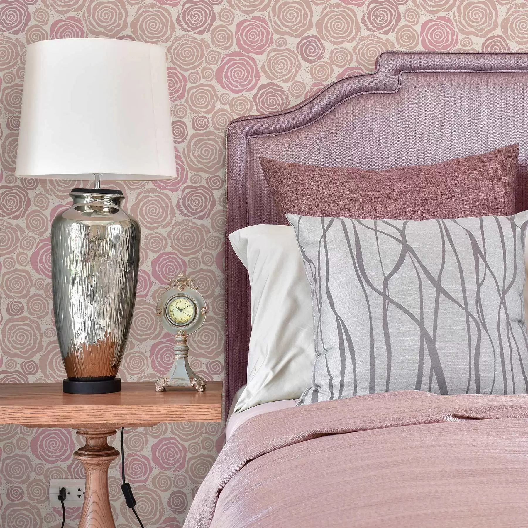 Шпалери Спіральні рожеві троянди та бризки на світлому тлі a00955