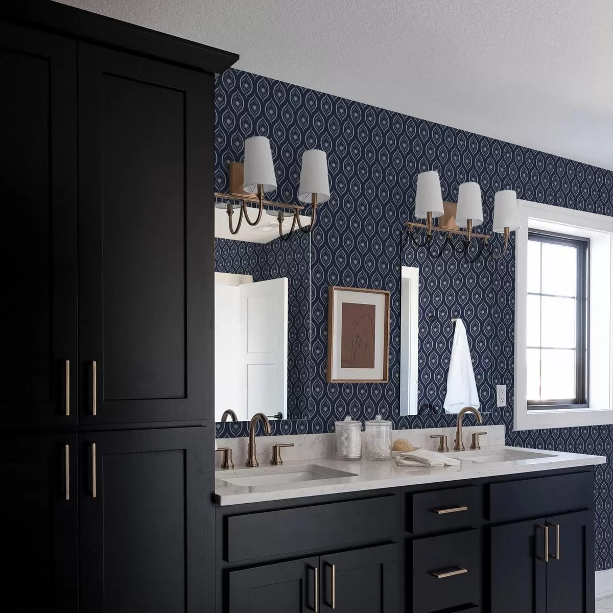 Шпалери Контрастні мотиви крапель з квіткою на темно-синьому тлі a00977v1