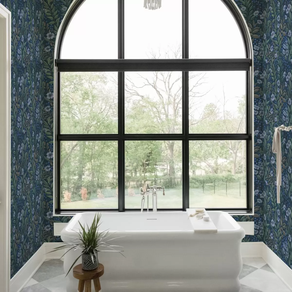 Шпалери Північно-сині ягоди та білі квіти в густому листі a00994