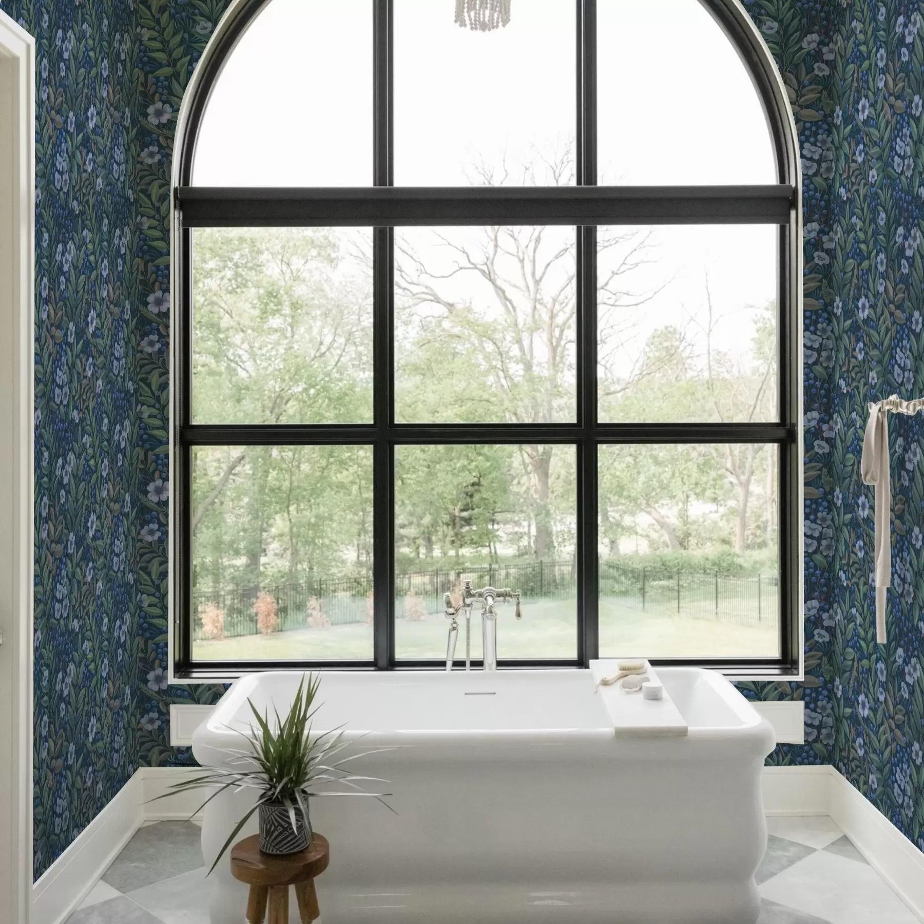 Шпалери Північно-сині ягоди та білі квіти в густому листі a00994