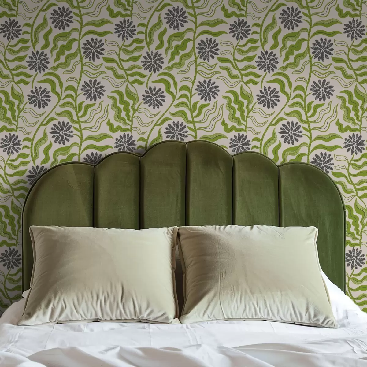 Шпалери Грайливі зелені маргаритки з хвилястими листям на кремовому тлі a00998