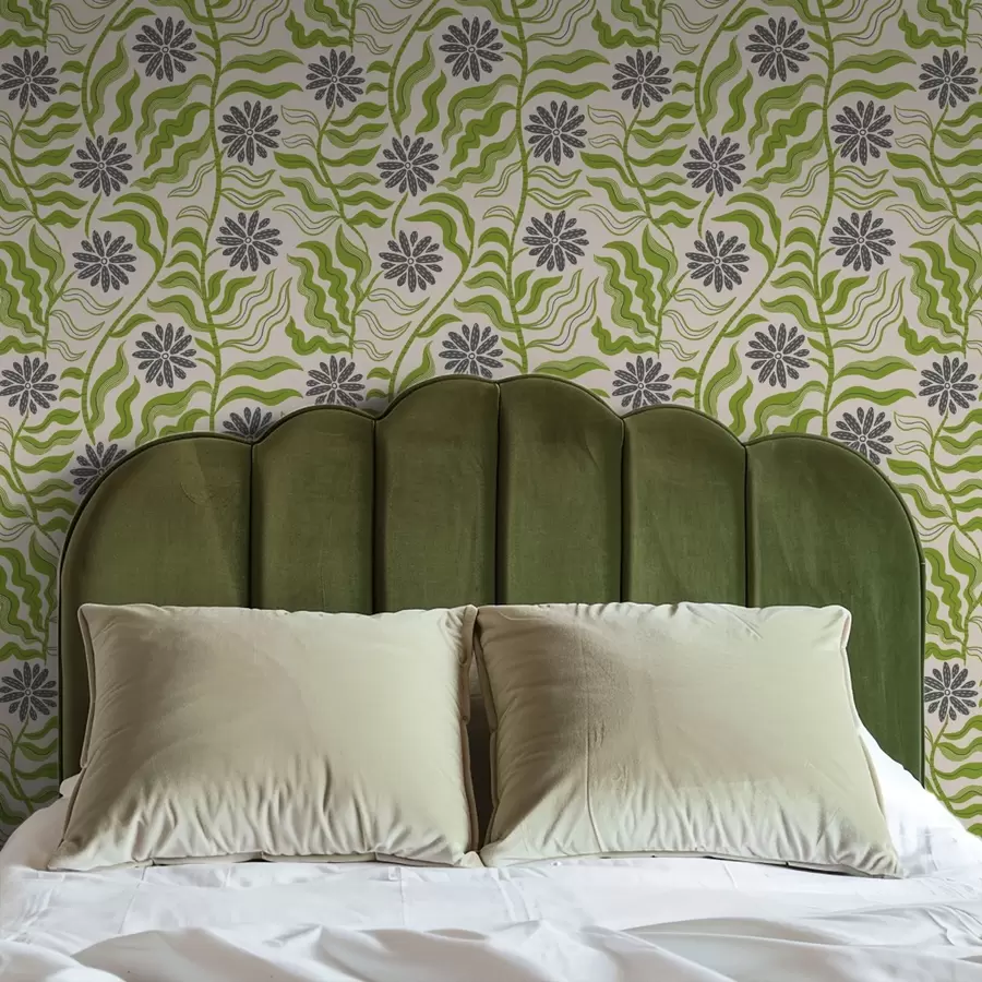 Шпалери Грайливі зелені маргаритки з хвилястими листям на кремовому тлі a00998