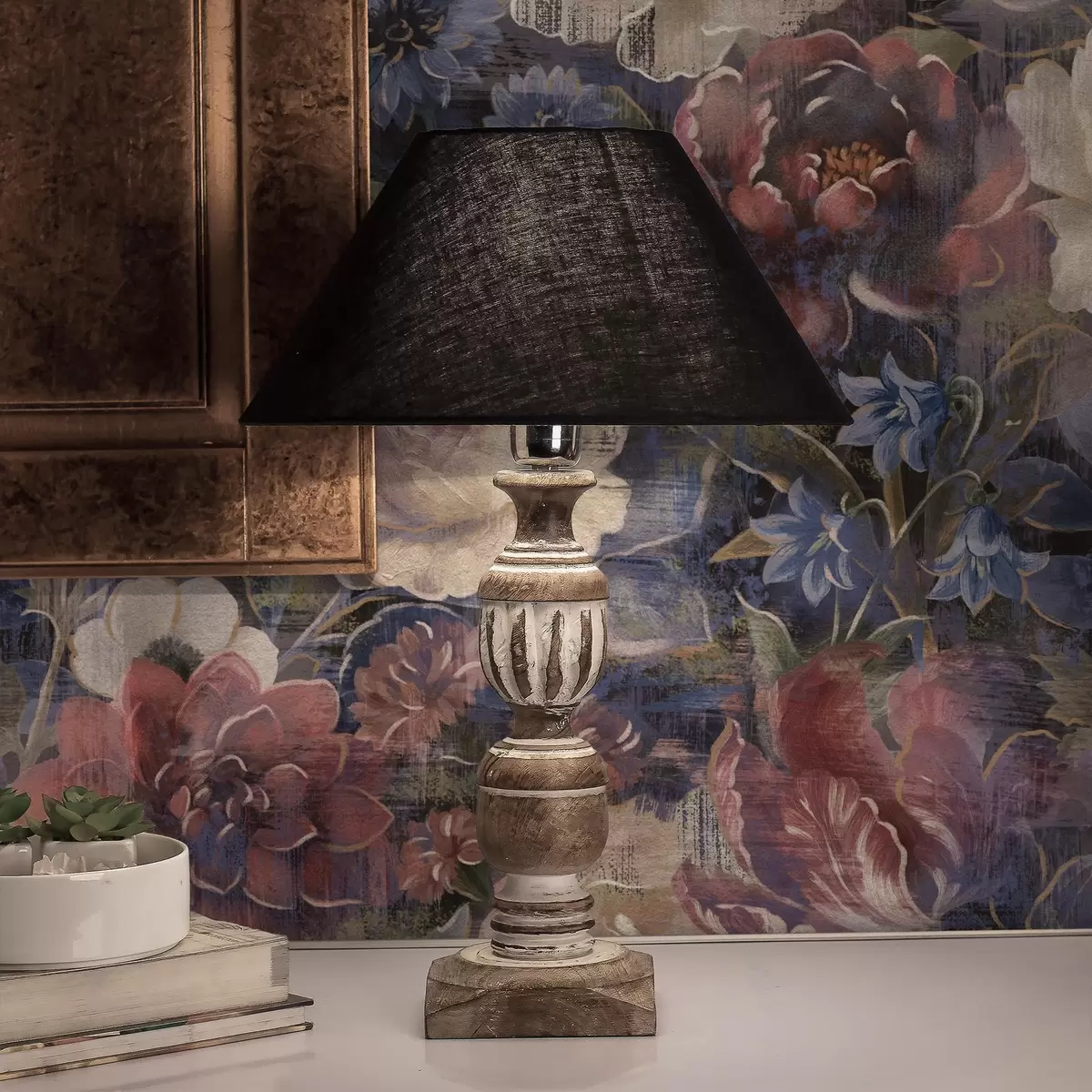 Шпалери Живописний букет великих квітів на глибокому індиговому тлі a01021