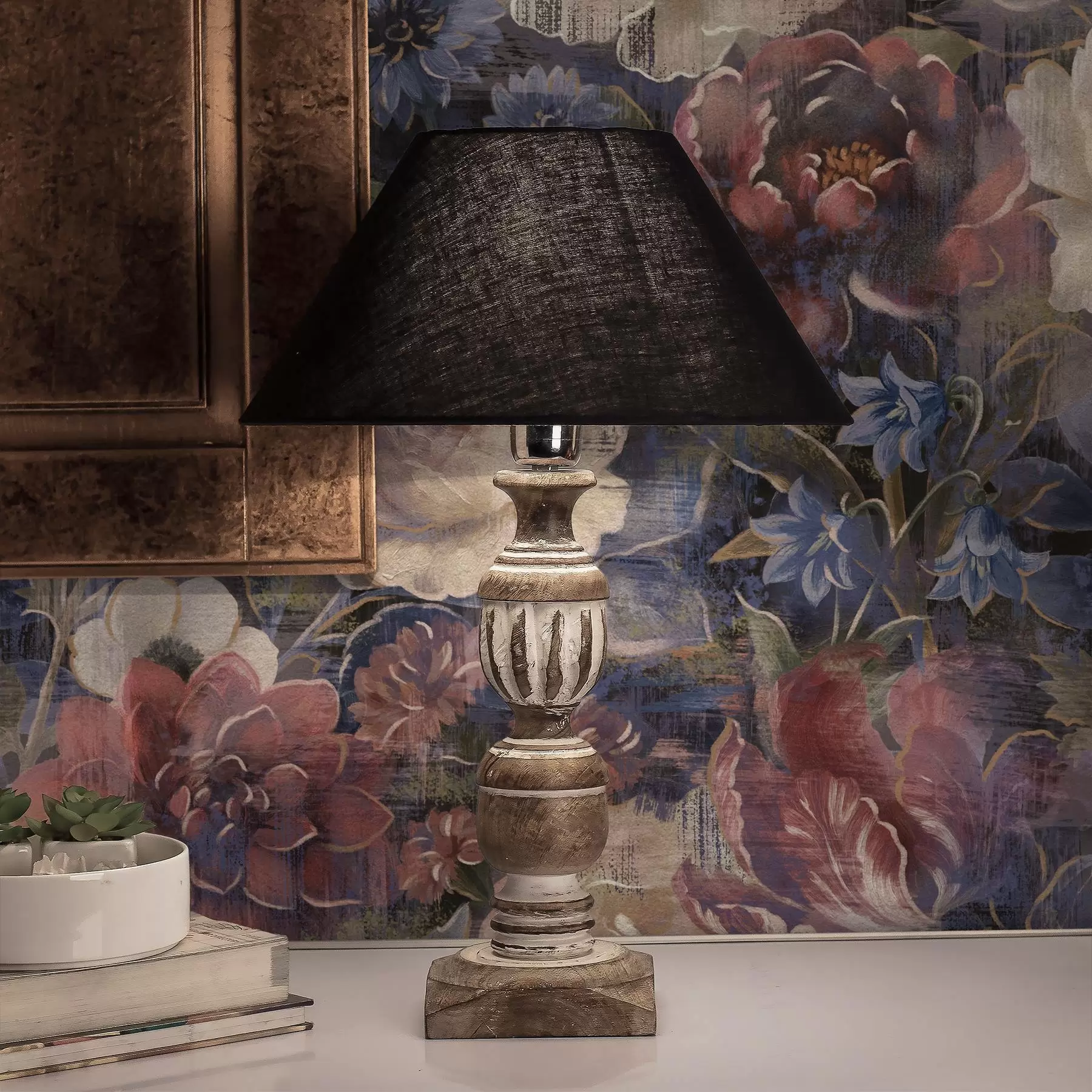 Шпалери Живописний букет великих квітів на глибокому індиговому тлі a01021