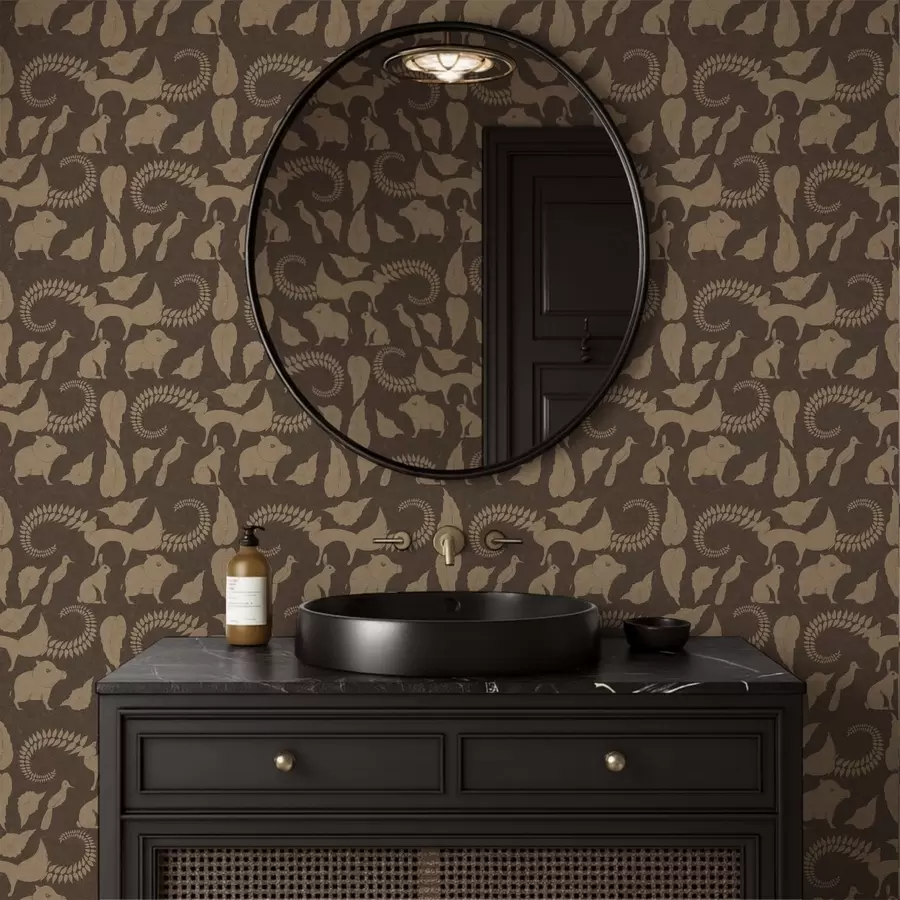 Шпалери Лісовий візерунок з тваринами на коричневому тлі a01121