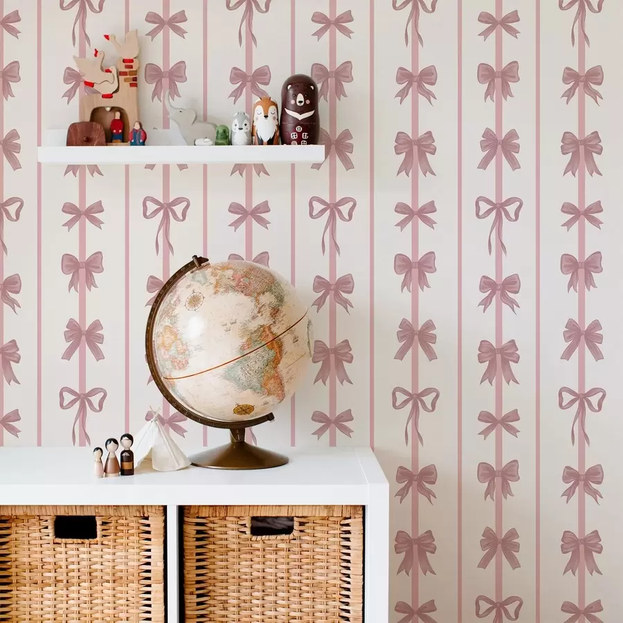 Шпалери Рожеві бантики у вигляді вертикальних смуг на світлому тлі a01075