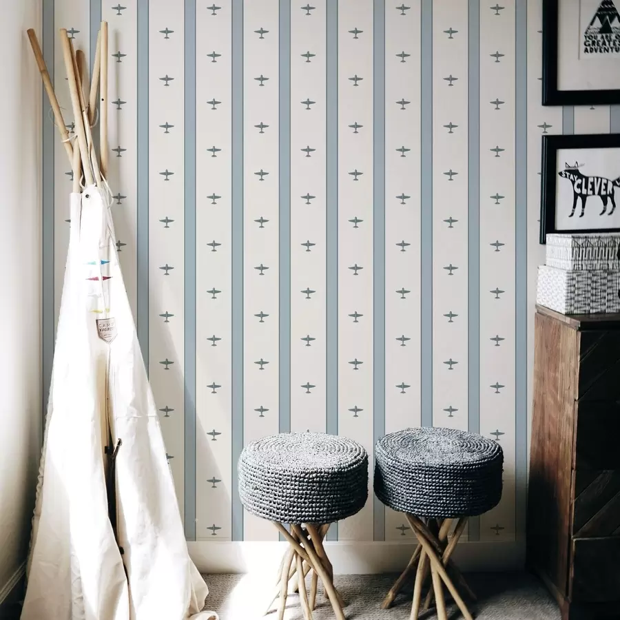 Шпалери Невеликі літаки у смужку на синьому тлі a01171